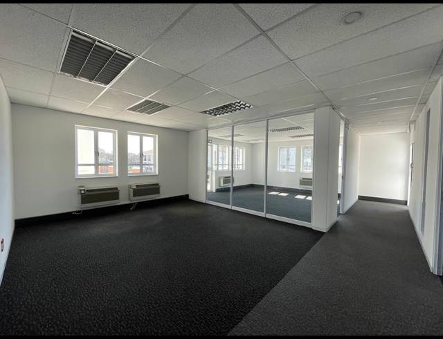 9,626M² OFFICE FOR SALE IN BRYANSTON